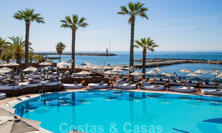 Nieuw op de markt! Moderne luxe appartementen te koop aan een idyllisch meer met panoramisch uitzicht in Nueva Andalucia - Marbella. NIEUWE FASE. 34993 