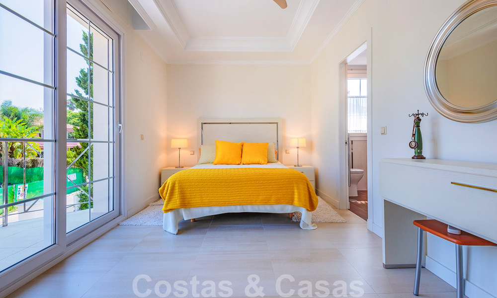 Beachside villa te koop in exclusieve woonwijk aan het strand aan de Golden Mile in Marbella 35001