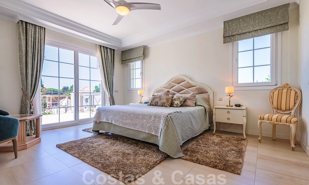 Beachside villa te koop in exclusieve woonwijk aan het strand aan de Golden Mile in Marbella 35003