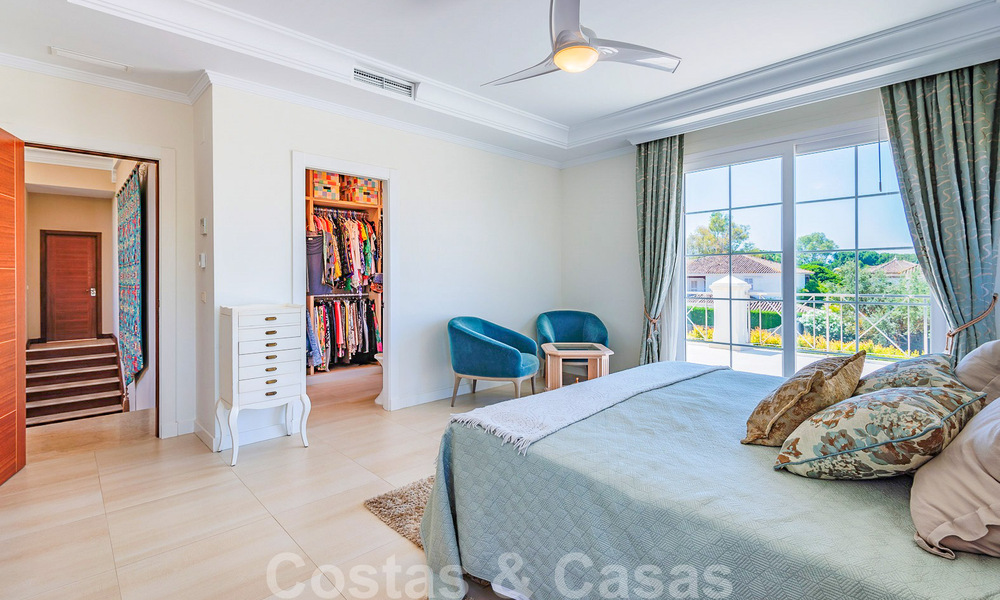 Beachside villa te koop in exclusieve woonwijk aan het strand aan de Golden Mile in Marbella 35004