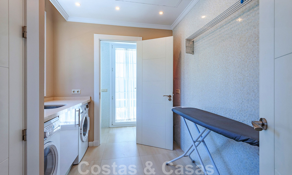Beachside villa te koop in exclusieve woonwijk aan het strand aan de Golden Mile in Marbella 35013
