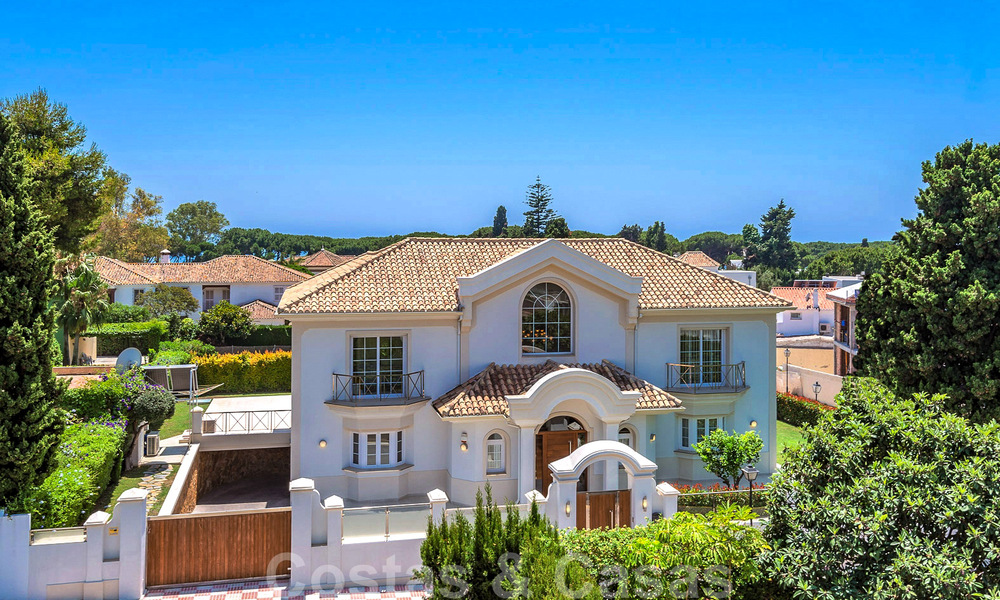 Beachside villa te koop in exclusieve woonwijk aan het strand aan de Golden Mile in Marbella 35021