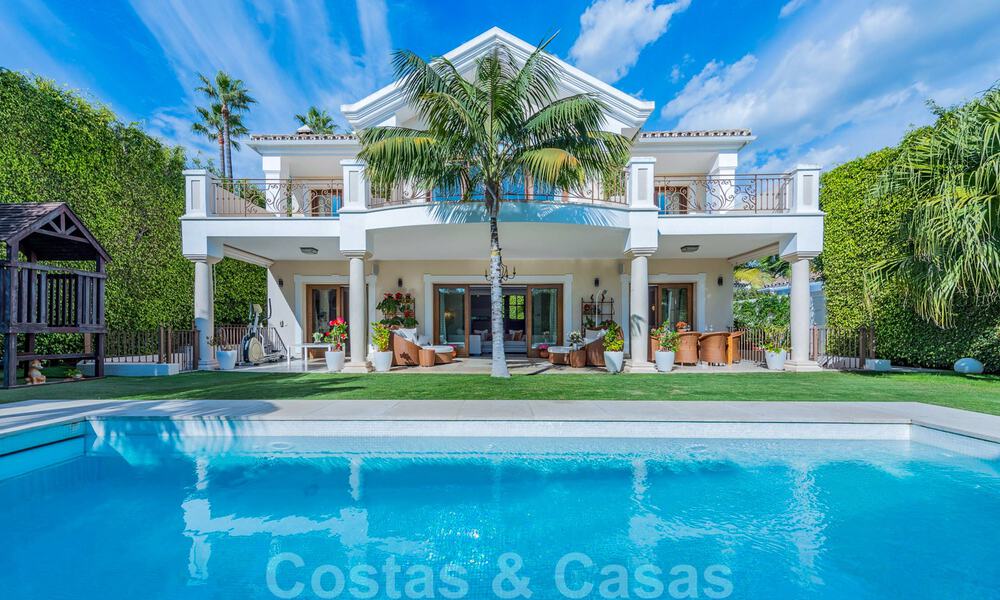 Villa te koop in exclusieve woonwijk aan de strandzijde van de Golden Mile in Marbella 35023