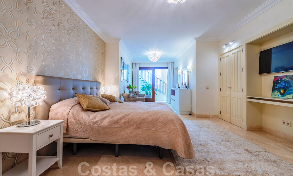 Villa te koop in exclusieve woonwijk aan de strandzijde van de Golden Mile in Marbella 35030