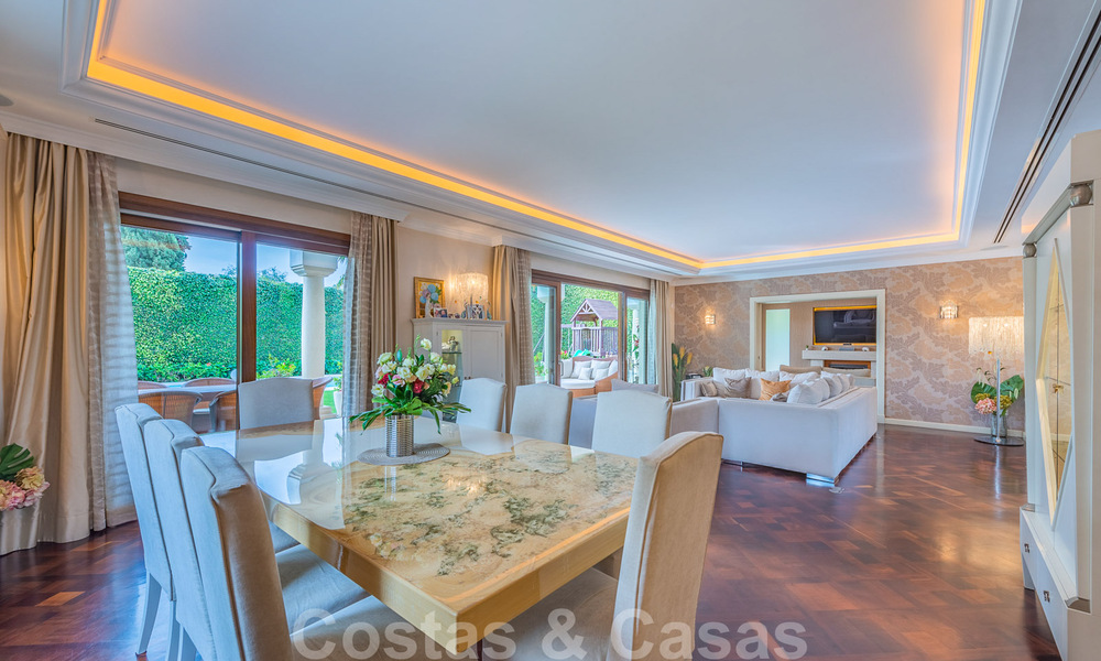 Villa te koop in exclusieve woonwijk aan de strandzijde van de Golden Mile in Marbella 35032