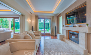 Villa te koop in exclusieve woonwijk aan de strandzijde van de Golden Mile in Marbella 35033 