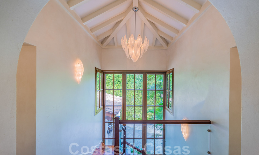 Villa te koop in exclusieve woonwijk aan de strandzijde van de Golden Mile in Marbella 35036