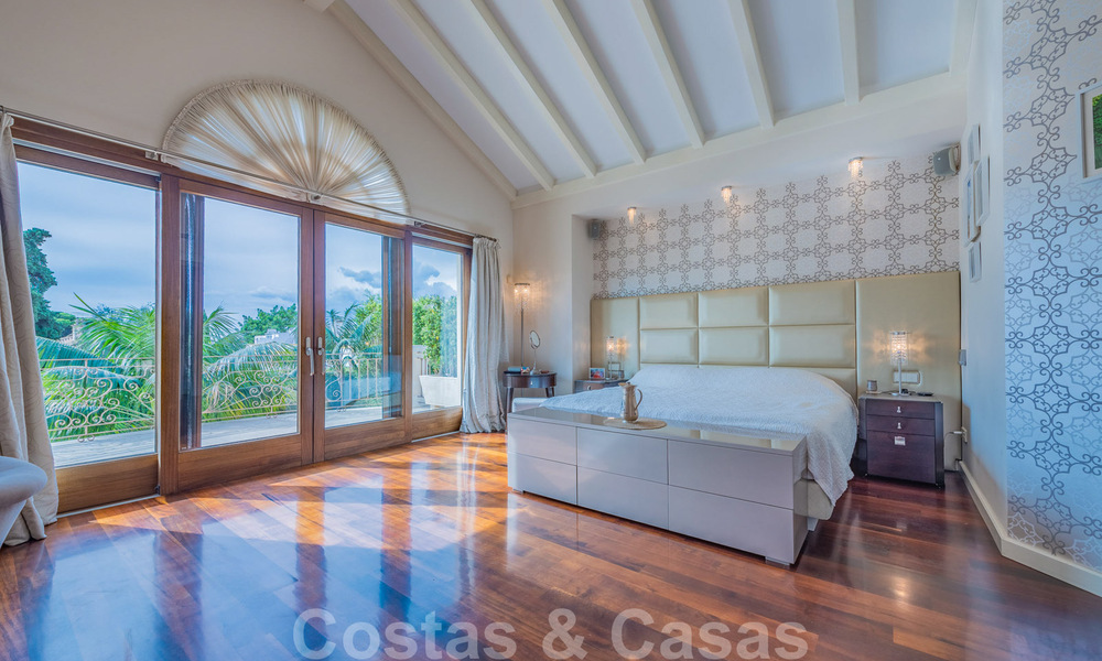 Villa te koop in exclusieve woonwijk aan de strandzijde van de Golden Mile in Marbella 35037