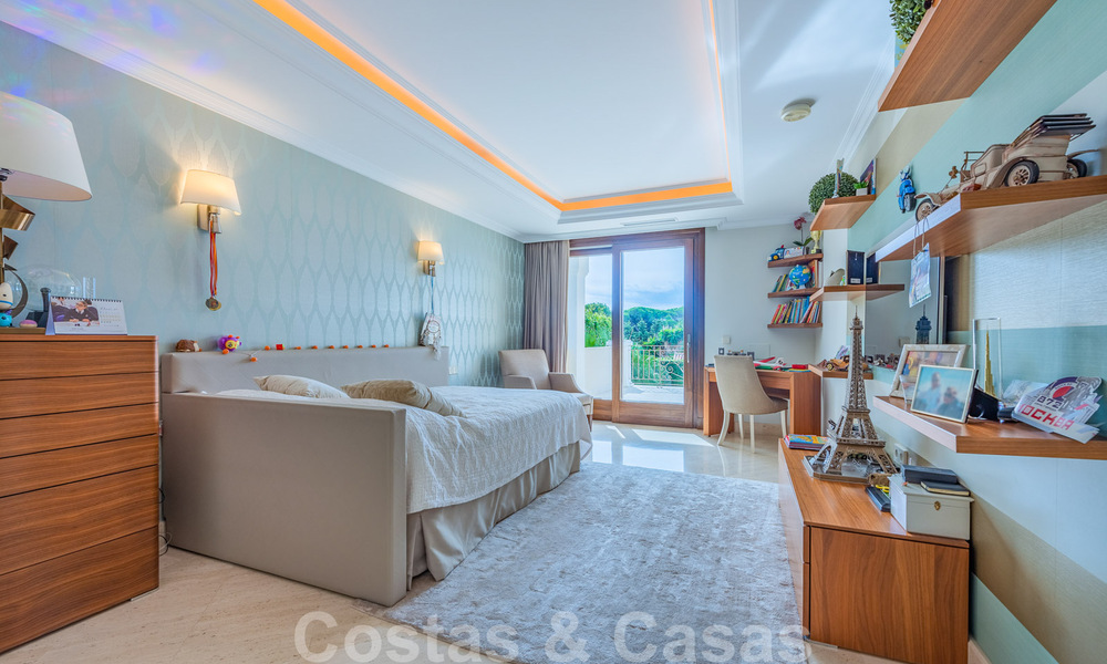 Villa te koop in exclusieve woonwijk aan de strandzijde van de Golden Mile in Marbella 35040
