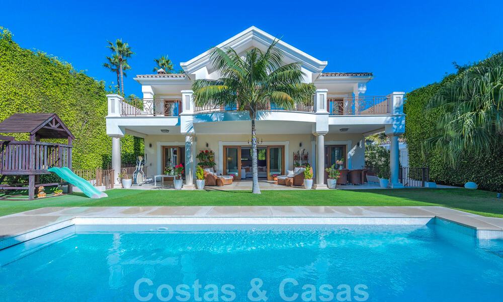 Villa te koop in exclusieve woonwijk aan de strandzijde van de Golden Mile in Marbella 35046