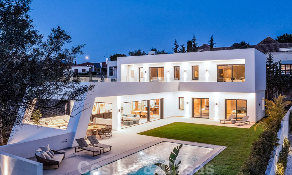 Moderne design villa te koop op korte wandelafstand van het strand en beachclubs en op loopafstand van de promenade en het centrum van San Pedro, Marbella 38008