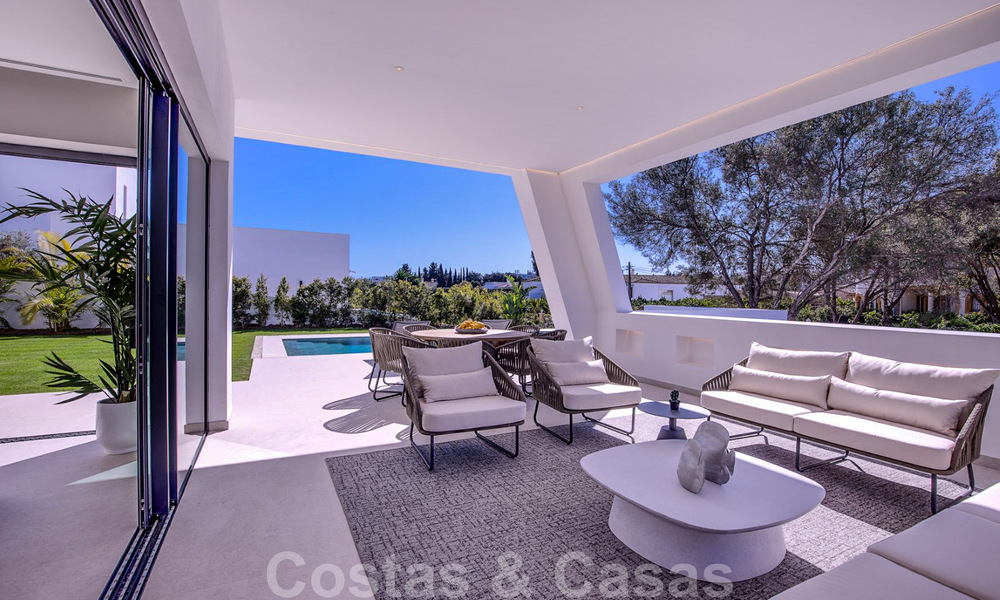Moderne design villa te koop op korte wandelafstand van het strand en beachclubs en op loopafstand van de promenade en het centrum van San Pedro, Marbella 38009