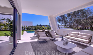 Moderne design villa te koop op korte wandelafstand van het strand en beachclubs en op loopafstand van de promenade en het centrum van San Pedro, Marbella 38009 