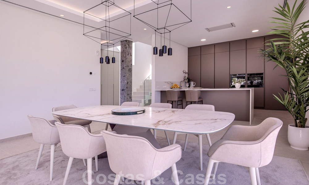 Moderne design villa te koop op korte wandelafstand van het strand en beachclubs en op loopafstand van de promenade en het centrum van San Pedro, Marbella 38010