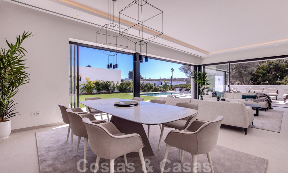 Moderne design villa te koop op korte wandelafstand van het strand en beachclubs en op loopafstand van de promenade en het centrum van San Pedro, Marbella 38014