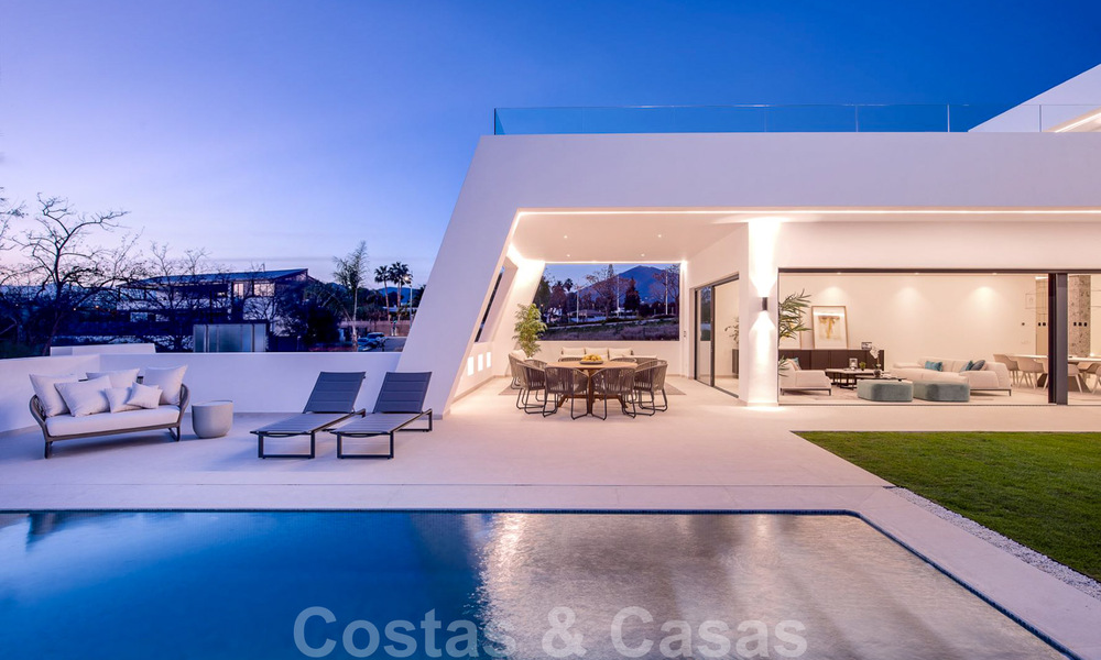 Moderne design villa te koop op korte wandelafstand van het strand en beachclubs en op loopafstand van de promenade en het centrum van San Pedro, Marbella 38019