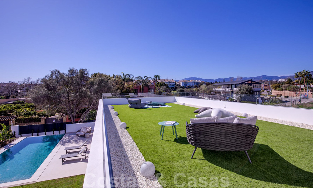 Moderne design villa te koop op korte wandelafstand van het strand en beachclubs en op loopafstand van de promenade en het centrum van San Pedro, Marbella 38024