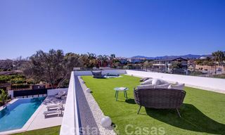 Moderne design villa te koop op korte wandelafstand van het strand en beachclubs en op loopafstand van de promenade en het centrum van San Pedro, Marbella 38024 