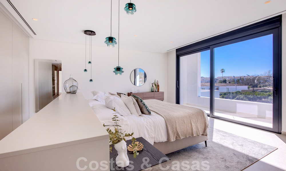 Moderne design villa te koop op korte wandelafstand van het strand en beachclubs en op loopafstand van de promenade en het centrum van San Pedro, Marbella 38025