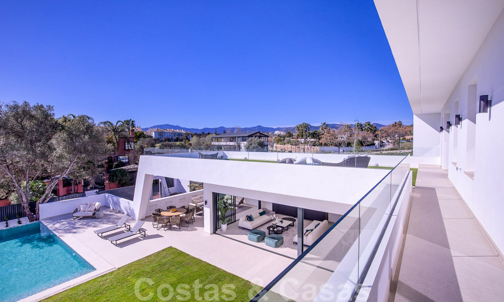 Moderne design villa te koop op korte wandelafstand van het strand en beachclubs en op loopafstand van de promenade en het centrum van San Pedro, Marbella 38029