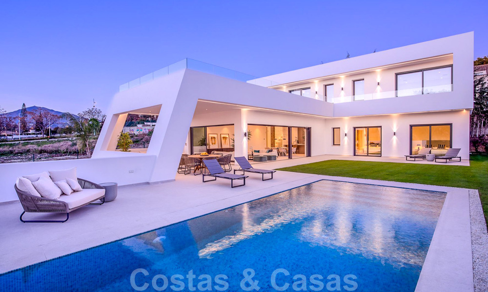 Moderne design villa te koop op korte wandelafstand van het strand en beachclubs en op loopafstand van de promenade en het centrum van San Pedro, Marbella 38030