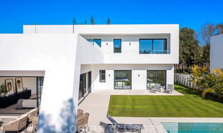 Moderne design villa te koop op korte wandelafstand van het strand en beachclubs en op loopafstand van de promenade en het centrum van San Pedro, Marbella 38035 