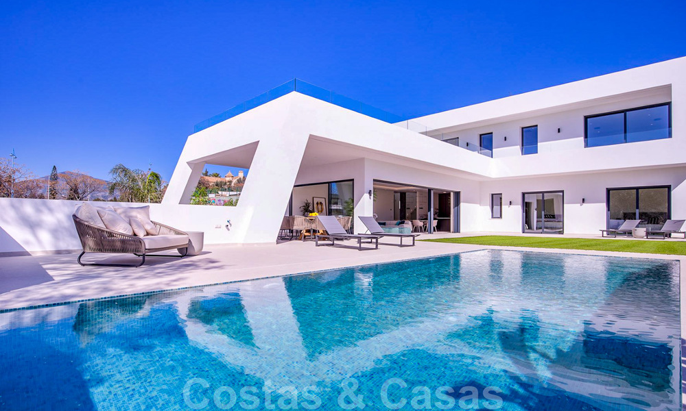 Moderne design villa te koop op korte wandelafstand van het strand en beachclubs en op loopafstand van de promenade en het centrum van San Pedro, Marbella 38038