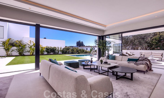Moderne design villa te koop op korte wandelafstand van het strand en beachclubs en op loopafstand van de promenade en het centrum van San Pedro, Marbella 38041 