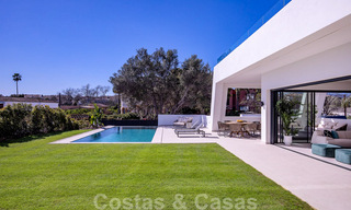 Moderne design villa te koop op korte wandelafstand van het strand en beachclubs en op loopafstand van de promenade en het centrum van San Pedro, Marbella 38043 