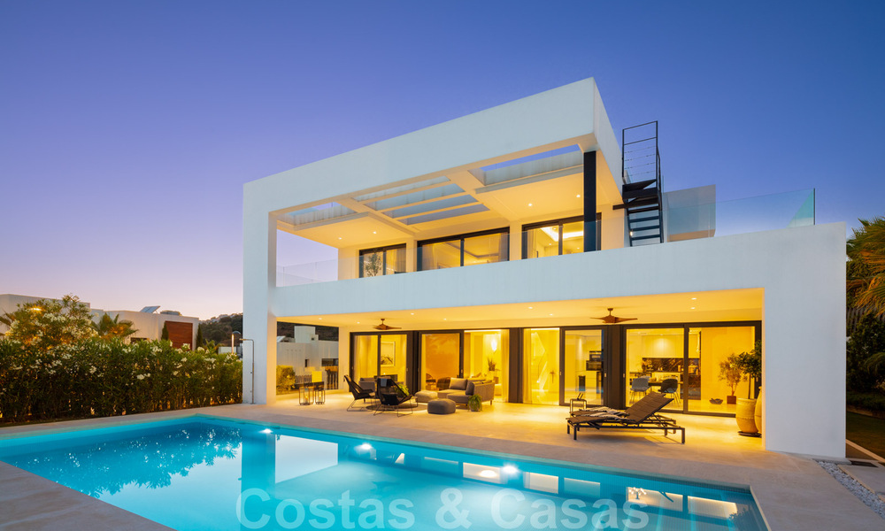 Instapklare moderne luxevilla te koop in een afgesloten woonwijk in Nueva Andalucia, Marbella 35123