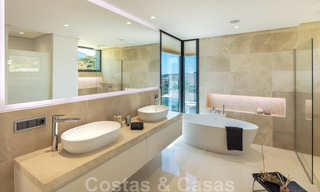 Instapklare moderne luxevilla te koop in een afgesloten woonwijk in Nueva Andalucia, Marbella 35130 