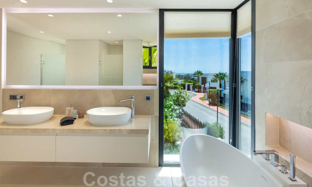 Instapklare moderne luxevilla te koop in een afgesloten woonwijk in Nueva Andalucia, Marbella 35131
