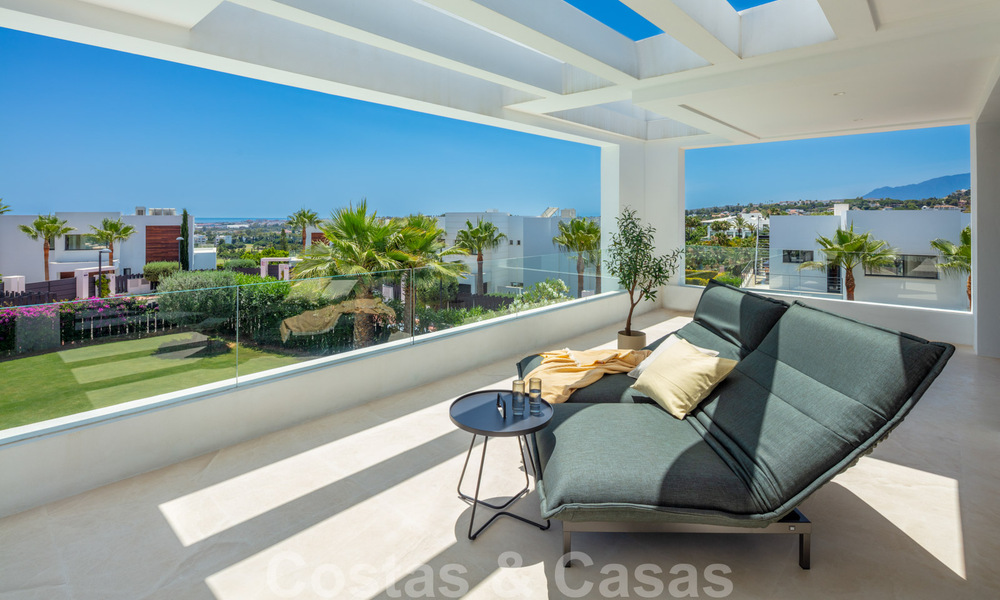 Instapklare moderne luxevilla te koop in een afgesloten woonwijk in Nueva Andalucia, Marbella 35132