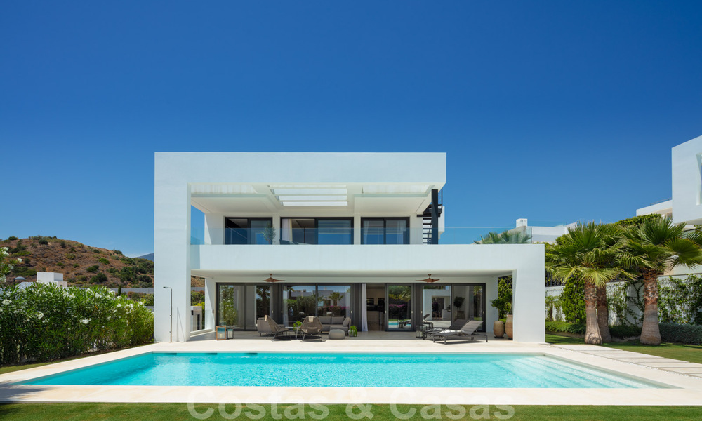 Instapklare moderne luxevilla te koop in een afgesloten woonwijk in Nueva Andalucia, Marbella 35134