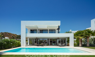 Instapklare moderne luxevilla te koop in een afgesloten woonwijk in Nueva Andalucia, Marbella 35134 