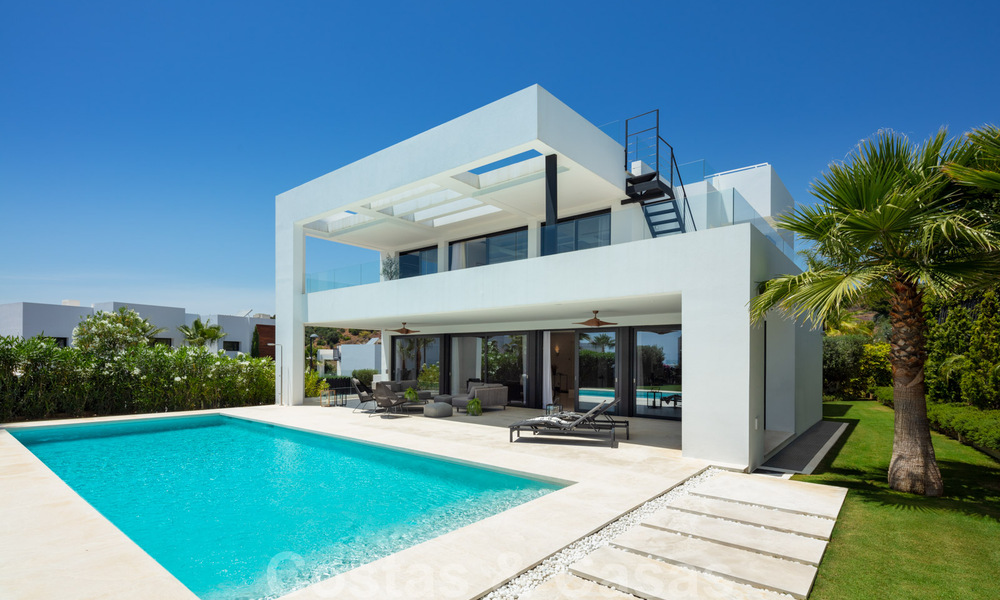 Instapklare moderne luxevilla te koop in een afgesloten woonwijk in Nueva Andalucia, Marbella 35135