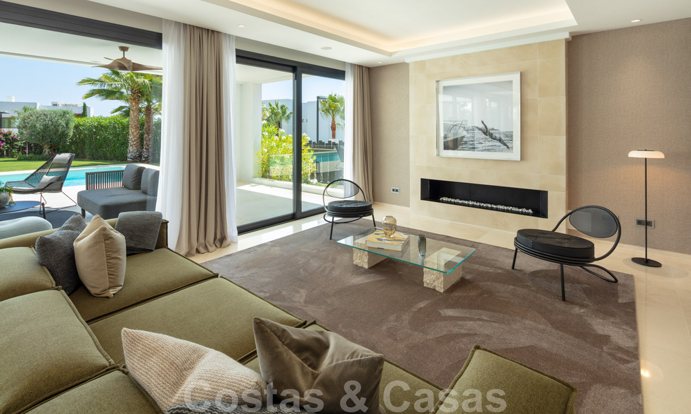 Instapklare moderne luxevilla te koop in een afgesloten woonwijk in Nueva Andalucia, Marbella 35139