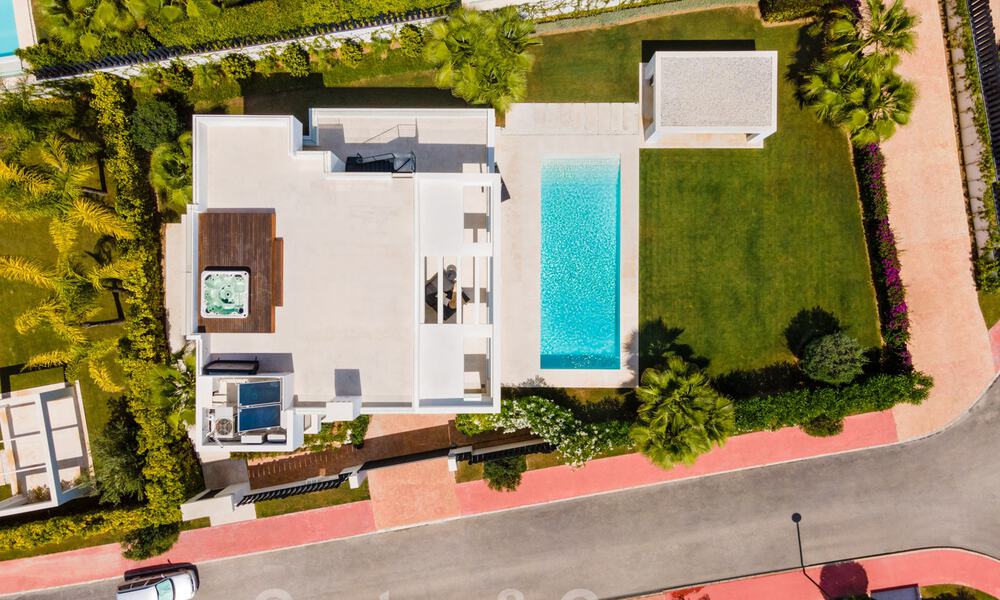 Instapklare moderne luxevilla te koop in een afgesloten woonwijk in Nueva Andalucia, Marbella 35142