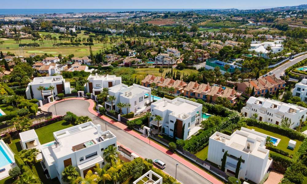 Instapklare moderne luxevilla te koop in een afgesloten woonwijk in Nueva Andalucia, Marbella 35143