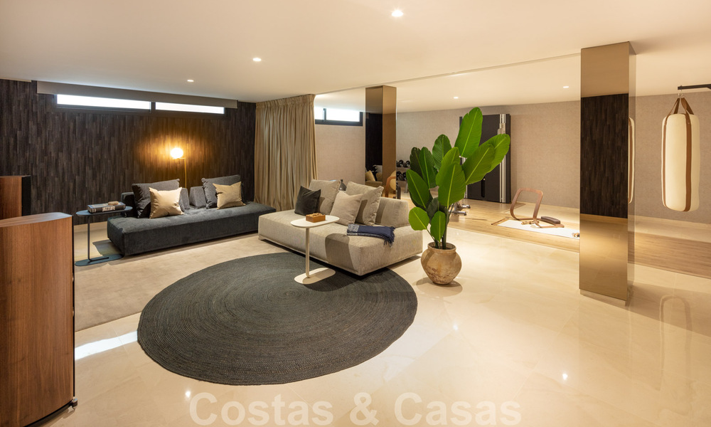 Instapklare moderne luxevilla te koop in een afgesloten woonwijk in Nueva Andalucia, Marbella 35145