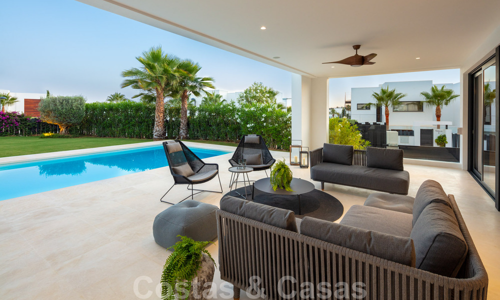 Instapklare moderne luxevilla te koop in een afgesloten woonwijk in Nueva Andalucia, Marbella 35150