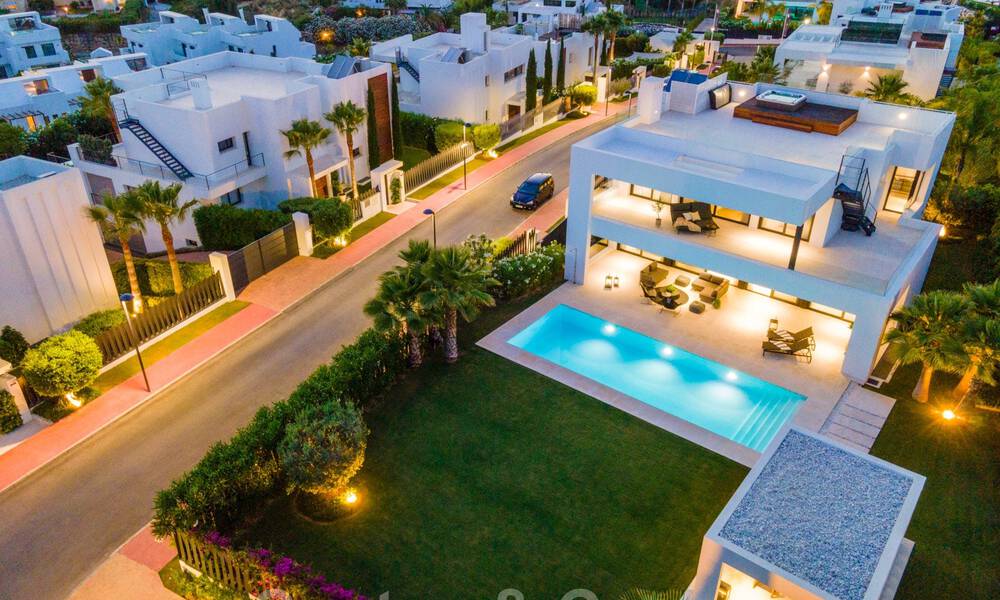 Instapklare moderne luxevilla te koop in een afgesloten woonwijk in Nueva Andalucia, Marbella 35151