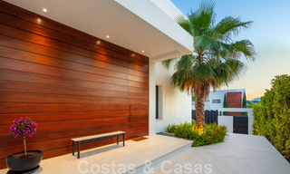 Instapklare moderne luxevilla te koop in een afgesloten woonwijk in Nueva Andalucia, Marbella 35152 