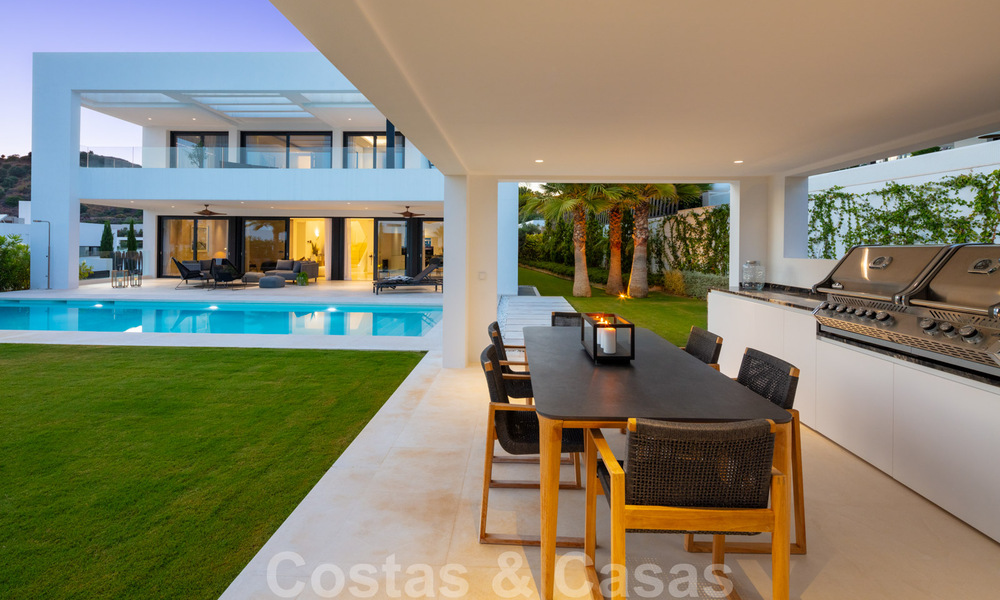 Instapklare moderne luxevilla te koop in een afgesloten woonwijk in Nueva Andalucia, Marbella 35154
