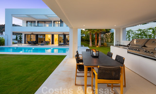 Instapklare moderne luxevilla te koop in een afgesloten woonwijk in Nueva Andalucia, Marbella 35154 