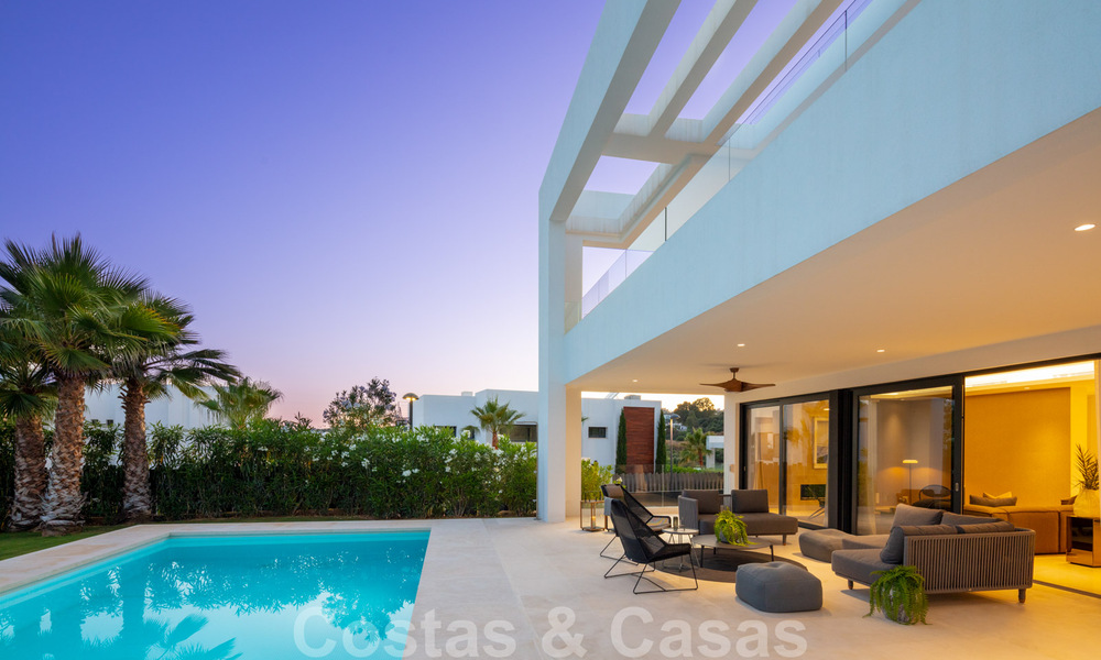 Instapklare moderne luxevilla te koop in een afgesloten woonwijk in Nueva Andalucia, Marbella 35155