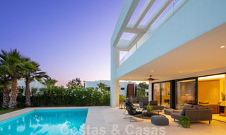 Instapklare moderne luxevilla te koop in een afgesloten woonwijk in Nueva Andalucia, Marbella 35155 