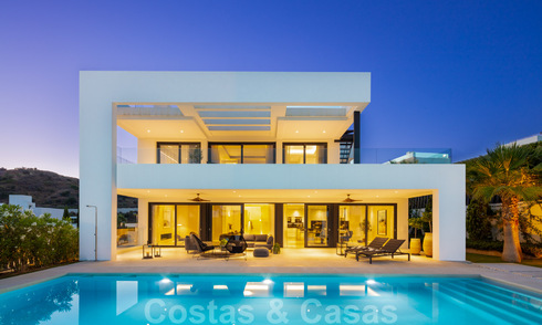 Instapklare moderne luxevilla te koop in een afgesloten woonwijk in Nueva Andalucia, Marbella 35156