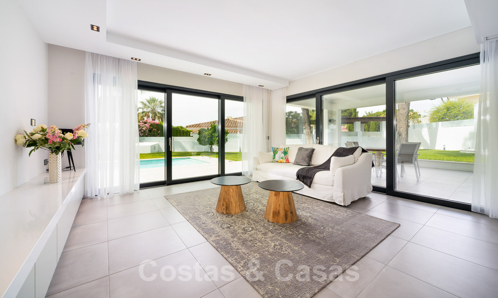 Volledig gerenoveerde moderne luxevilla te koop in Los Monteros, op wandelafstand van de mooiste stranden van Marbella 35270