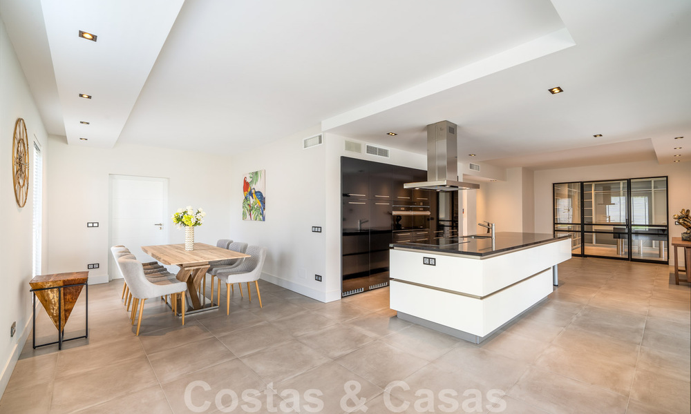 Volledig gerenoveerde moderne luxevilla te koop in Los Monteros, op wandelafstand van de mooiste stranden van Marbella 35275